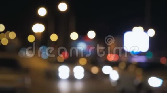 模糊的夜间红绿灯抽象背景视频的预览图