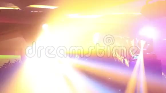 音乐会的舞台灯光有雾控制台上的舞台灯光音乐会舞台灯光娱乐音乐会视频的预览图