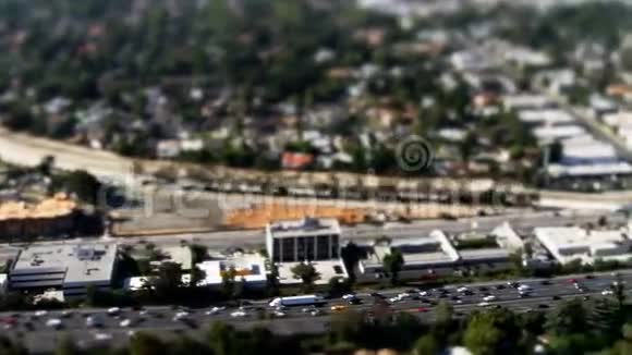 高空高速公路交通倾斜移位视频的预览图