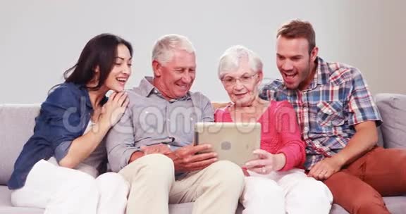 多代家庭使用平板电脑视频的预览图