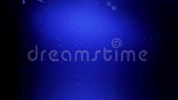 闪亮的3d雪花在蓝色背景下在空气中漂浮用作圣诞新年贺卡或冬季动画视频的预览图