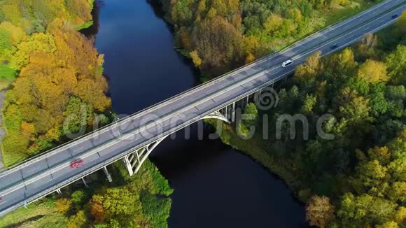 河上桥的鸟瞰图视频的预览图