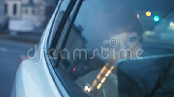 车里的女商人透过窗户视频的预览图