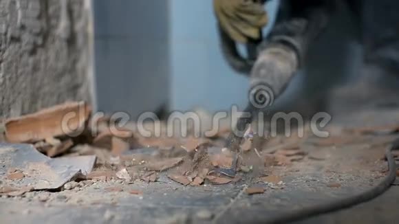 巨大的钻头破坏瓷砖视频的预览图