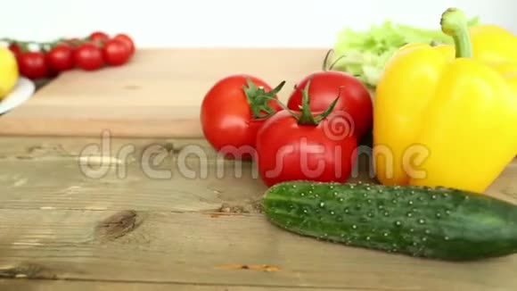 烹饪自制蔬菜沙拉与樱桃番茄奶酪和鹌鹑鸡蛋视频的预览图