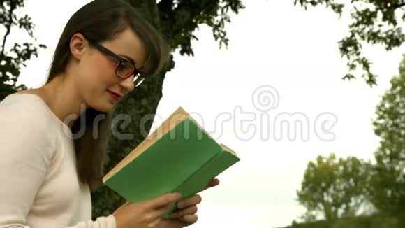 看书的漂亮女孩视频的预览图