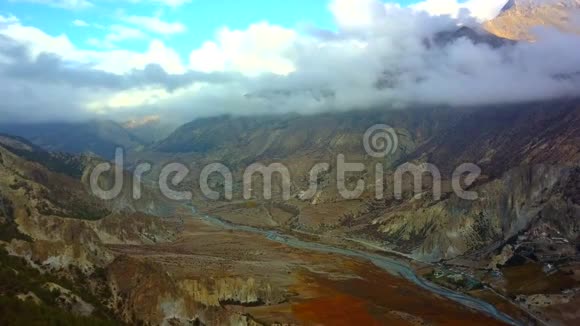 尼泊尔喜马拉雅山脉高峰上方的日出视频的预览图