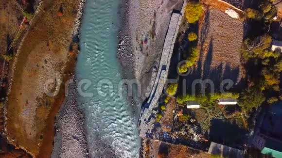 喜马拉雅山脉的河流从无人驾驶飞机的空中俯瞰尼泊尔视频的预览图