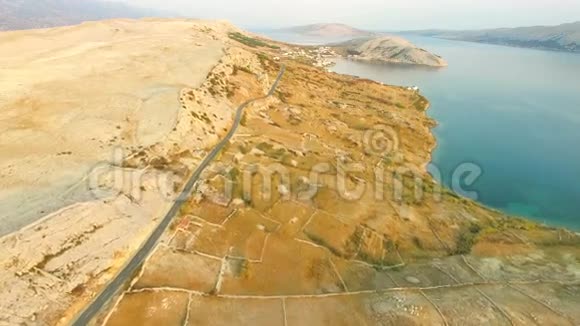 克罗地亚日落时分在帕格荒岛上空飞行视频的预览图
