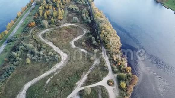 拉托维亚多加瓦河萨库萨拉岛空中无人驾驶飞机俯视图视频的预览图