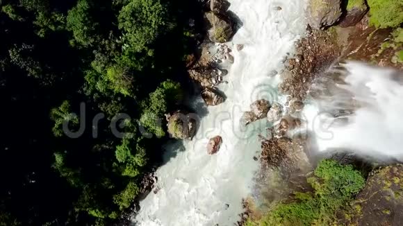 喜马拉雅山脉的瀑布从无人驾驶飞机的空中俯瞰尼泊尔视频的预览图