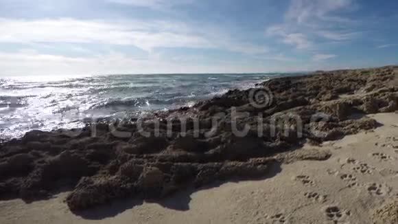 海滨岩石和沙子视频的预览图