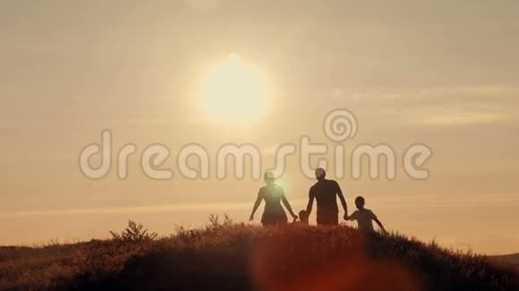 幸福的家庭在日落剪影视频的预览图