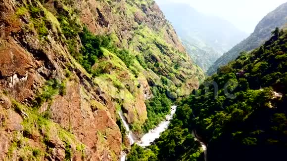 喜马拉雅山脉的瀑布从无人驾驶飞机的空中俯瞰尼泊尔视频的预览图