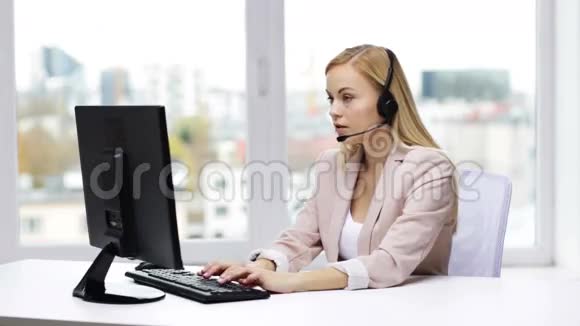 有电脑和耳机的女商人视频的预览图