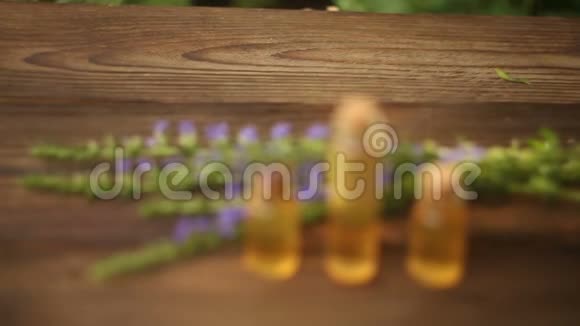 美丽的瓶子里桌子上的鲜花的精华视频的预览图