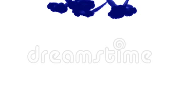 大量的孤立的蓝色墨水注入蓝水慢镜头拍摄背景或背景的使用视频的预览图