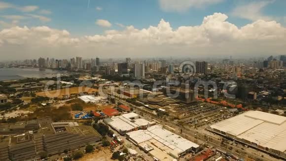 有摩天大楼和建筑物的空中城市菲律宾马尼拉马卡蒂视频的预览图