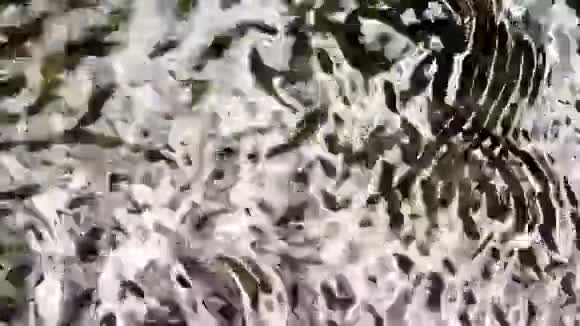 山溪瀑布河水滴水纹视频的预览图