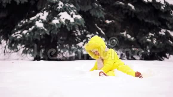 冬天里可爱的小女孩在户外下雪视频的预览图