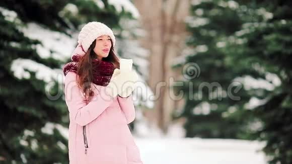 在寒冷的天气里在户外下雪的快乐女孩视频的预览图