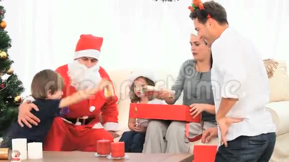 有圣诞老人的家人视频的预览图