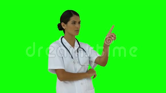 护士站着思考视频的预览图