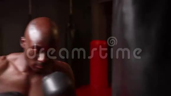 男子拳击在交叉健身馆视频的预览图