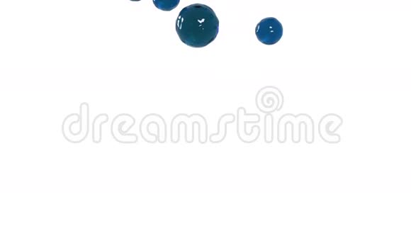 蓝色水滴落在白色表面缓慢运动透明液体视频的预览图