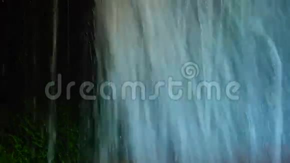 山峦中的风景瀑布秋天森林中的纯净淡水瀑布ULTRAHD4K实时变焦视频的预览图