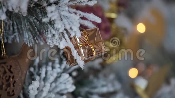 新年树装饰的圣诞背景视频的预览图