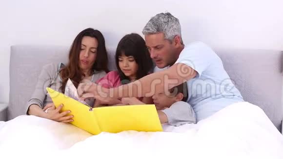 一家人在床上看书视频的预览图