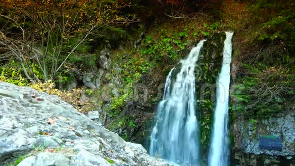 瀑布在山上纯淡水瀑布在秋季森林ULTRA高清4K实时变焦视频的预览图