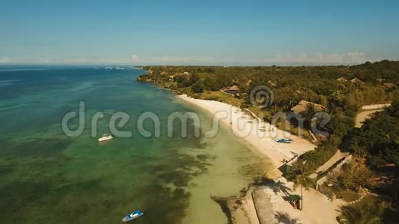 在热带岛屿上鸟瞰美丽的海滩菲律宾博霍尔视频的预览图