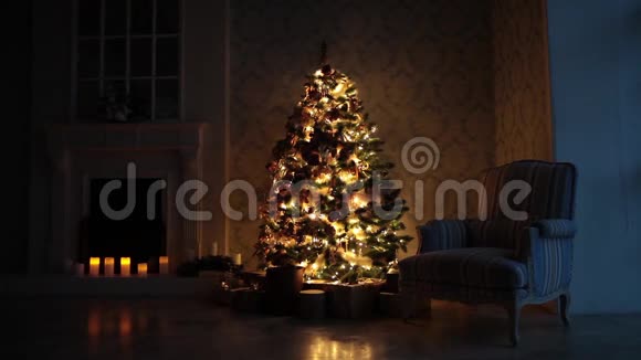 新年背景树上有礼物和闪烁的花环视频的预览图