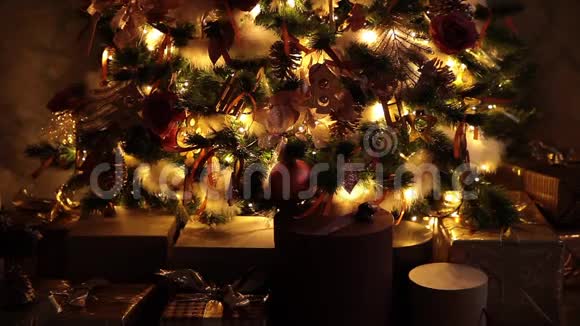 新年背景树上有礼物和闪烁的花环视频的预览图