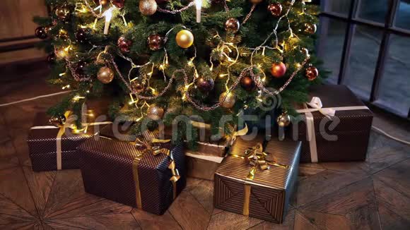 新年树装饰室内经典风格与礼物视频的预览图