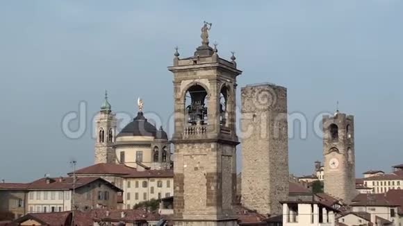 贝加莫意大利上城市中心的景观旧塔和旧堡垒上的钟楼视频的预览图