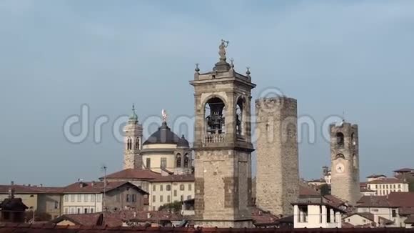 贝加莫意大利上城市中心的景观旧塔和旧堡垒上的钟楼视频的预览图