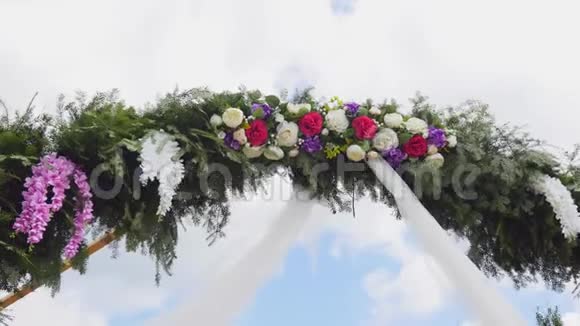用鲜花装饰的婚礼拱门视频的预览图