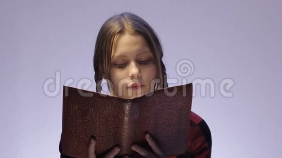 少女读书4KUHD视频的预览图