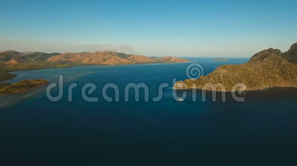 鸟瞰热带泻湖大海沙滩热带岛屿菲律宾巴拉望布桑加视频的预览图