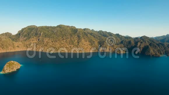 鸟瞰热带泻湖大海沙滩热带岛屿菲律宾巴拉望布桑加视频的预览图