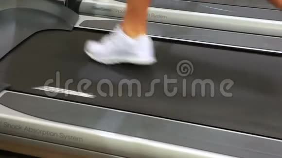 脚在跑步机上跑步视频的预览图