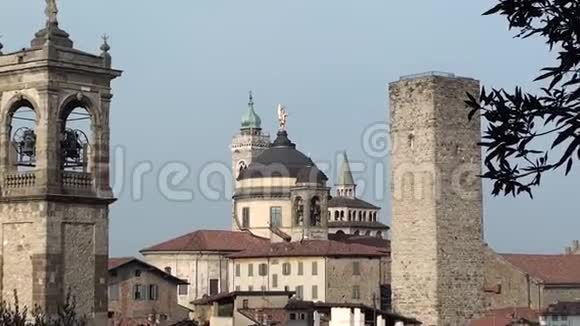 贝加莫意大利上城老城区市中心的景观旧塔和旧堡垒上的钟楼视频的预览图