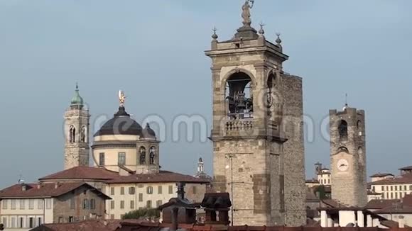 贝加莫意大利上城老城区市中心的景观旧塔和旧堡垒上的钟楼视频的预览图
