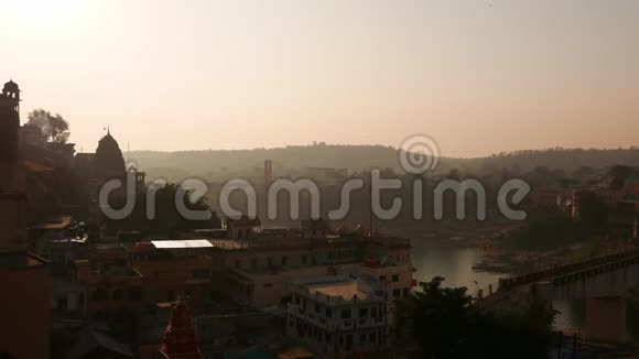 印度奥姆卡雷什瓦尔城市景观印度教神庙神圣的纳玛达河漂浮的船只视频的预览图