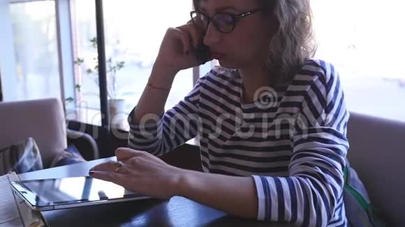 女商人在咖啡馆里喝咖啡视频的预览图