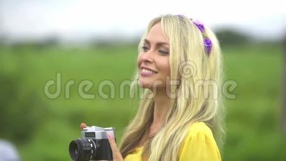 迷人美丽年轻的女孩在户外拍照视频的预览图