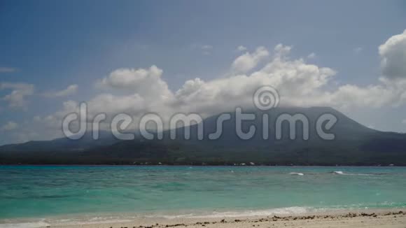 热带岛屿上美丽的海滩菲律宾Camiguin视频的预览图